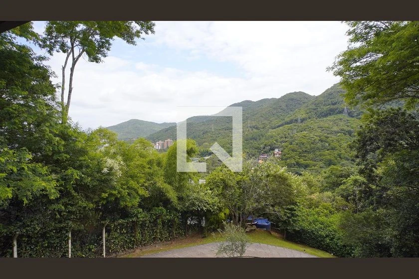 House with 4 bedrooms, balcony and private garden — photo 2