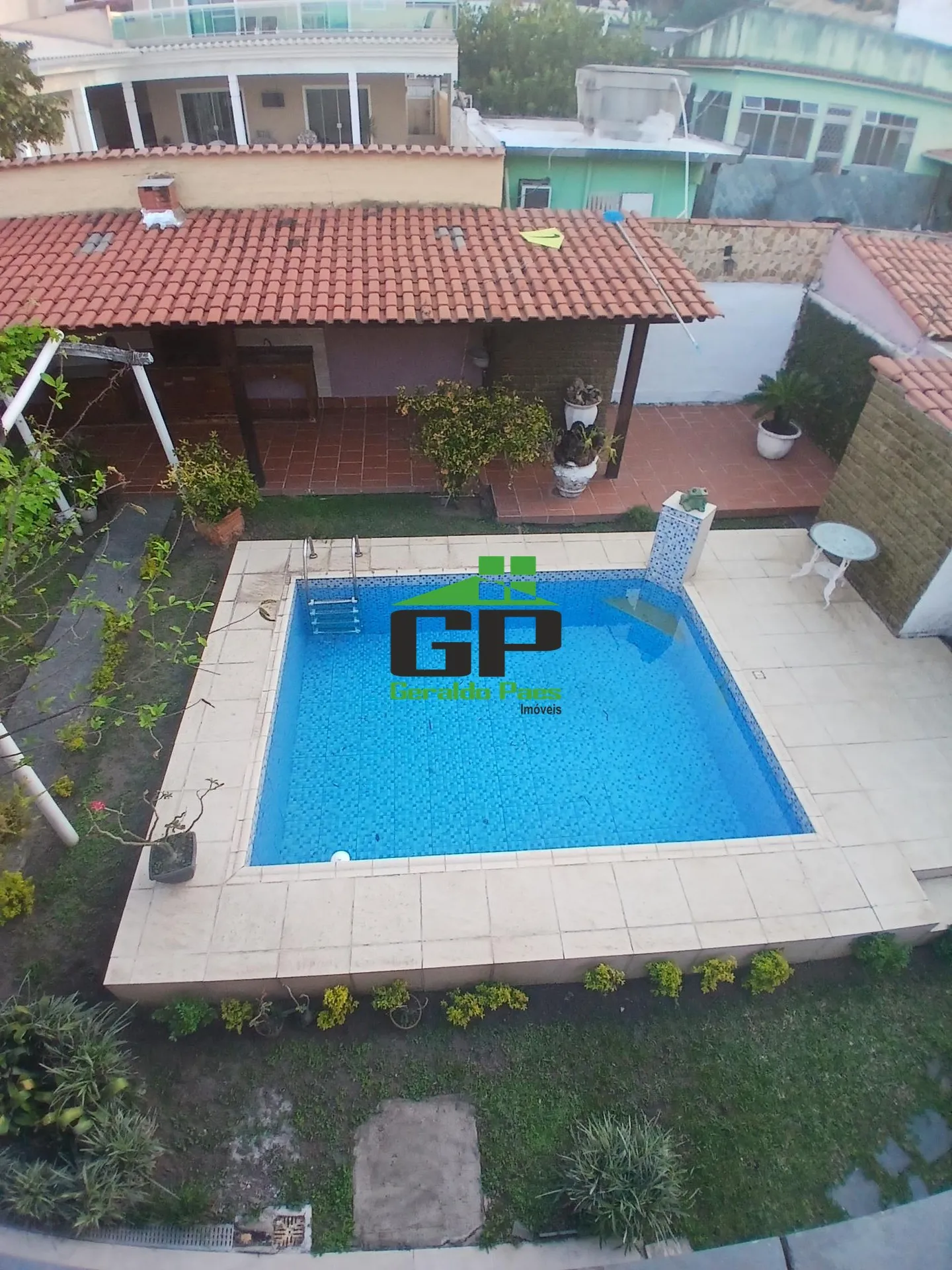 Casa de 349 m² com varanda gourmet e jardim — photo 17