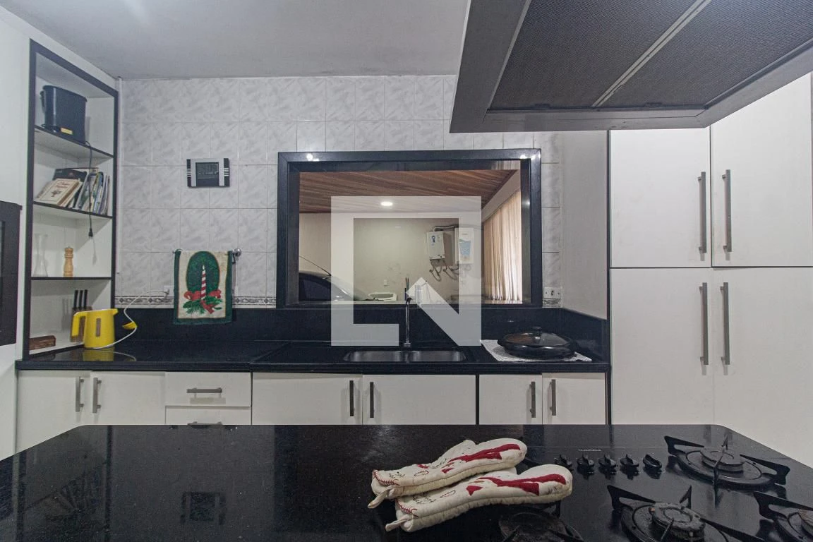 3-bedroom house with a walk-in closet in Curitiba — photo 14