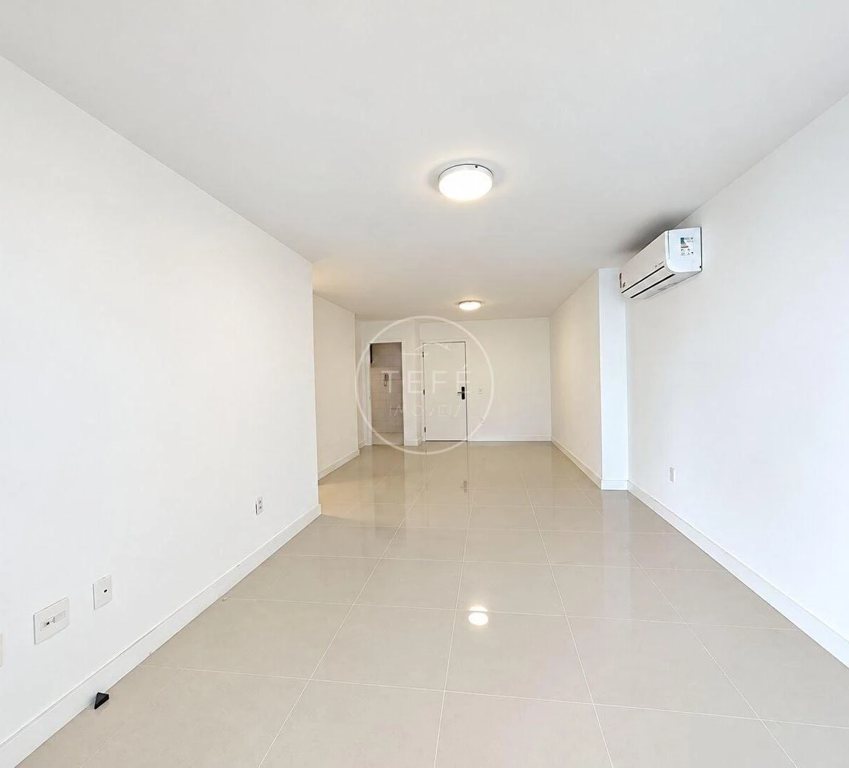 Glass-enclosed balcony in a 4-bedroom apartment, 123 m² — photo 10