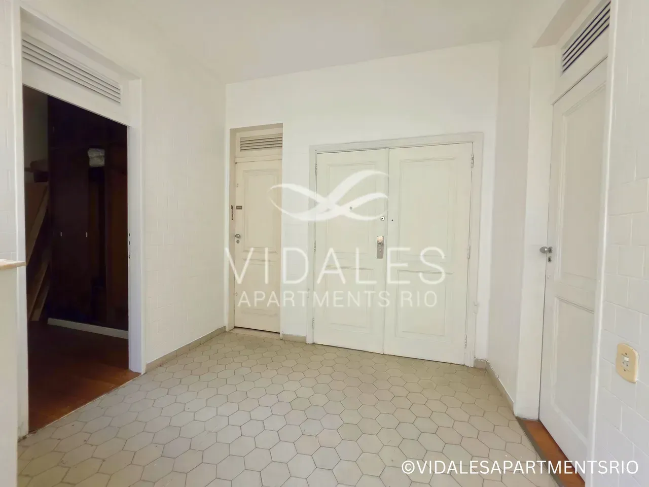 Unfurnished 4-bedroom apartment with a glassed-in balcony — photo 19