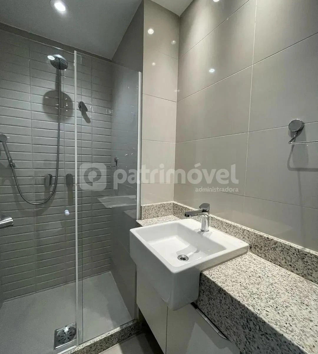 Невмебльована квартира з 3 кімнатами та 197 м² — photo 17
