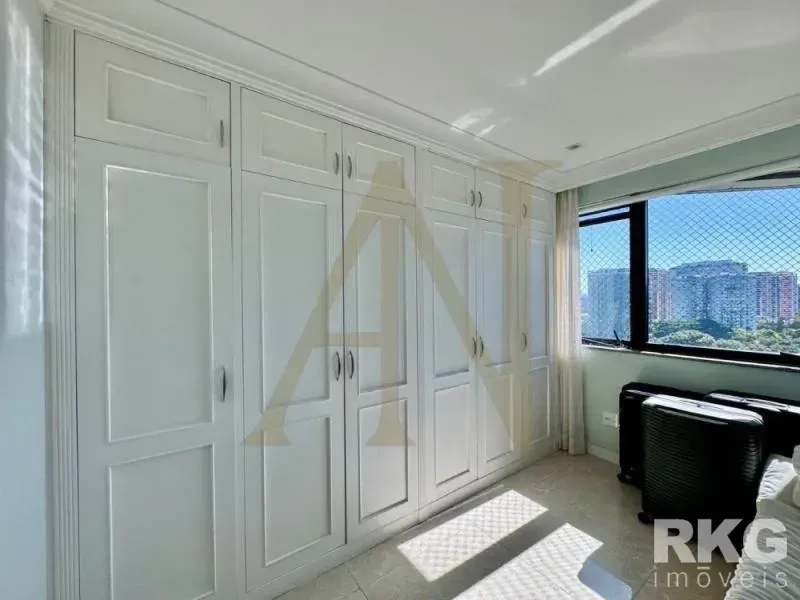Furnished apartment with 4 bedrooms and water and city views — photo 24