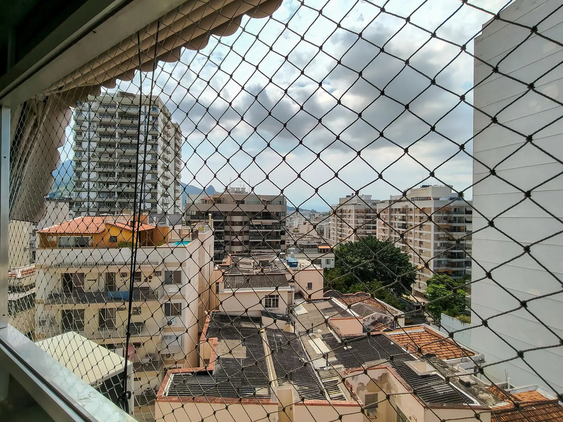 Balcony with a grill in a 3-bedroom apartment, 135 m² — photo 33
