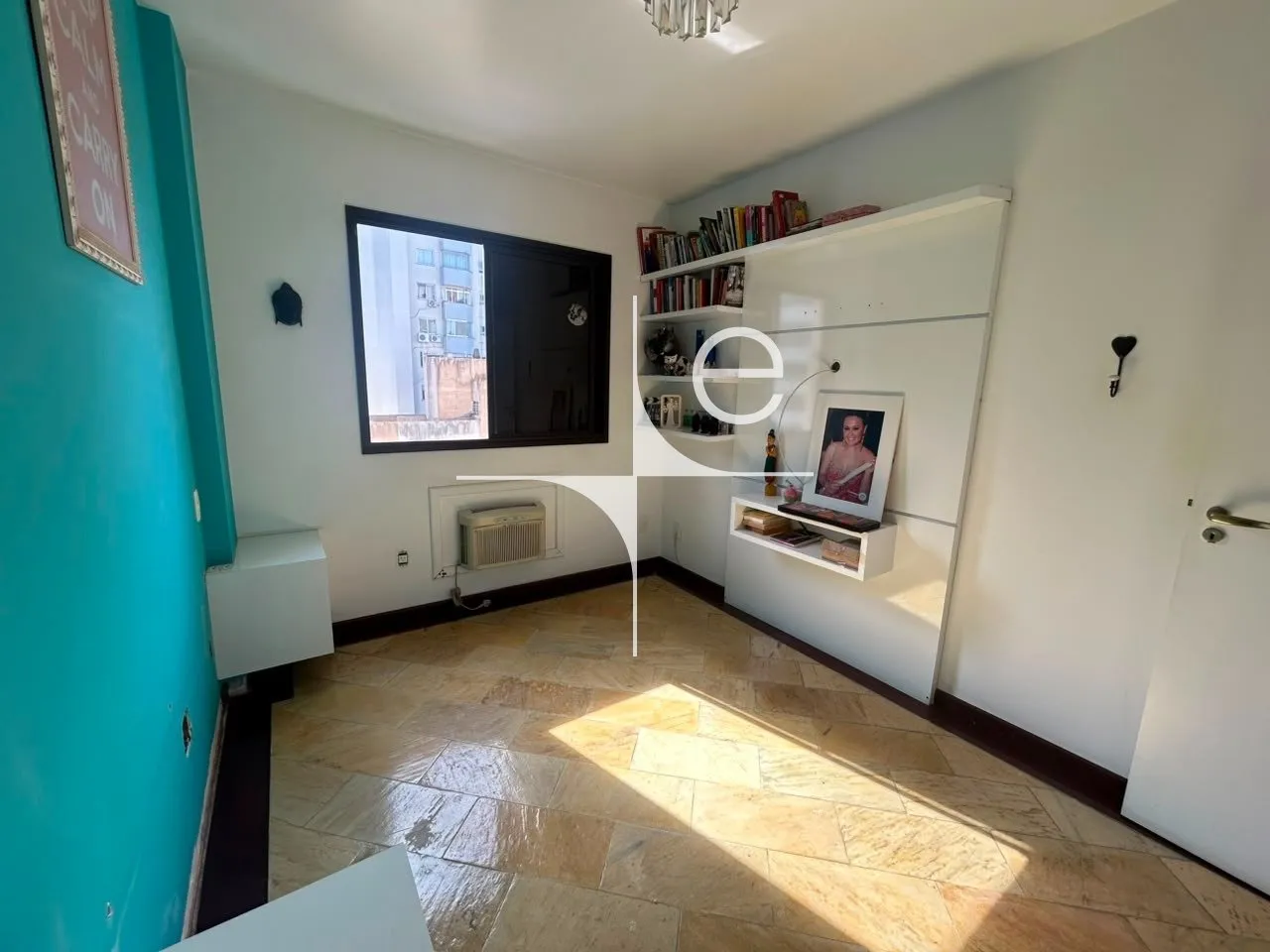 254 m² apartment with a walk-in closet and a home office — photo 18