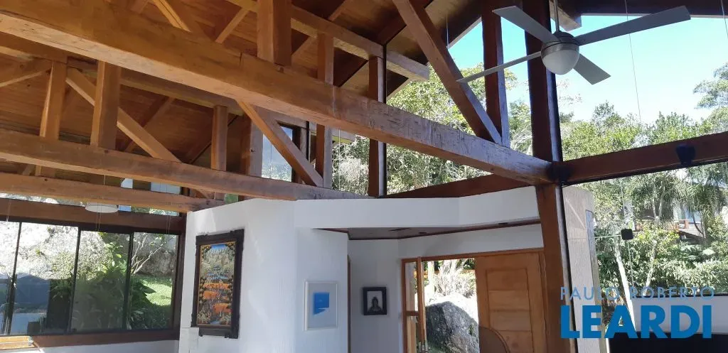 Single-story house with 5 bedrooms and floor-to-ceiling windows — photo 14
