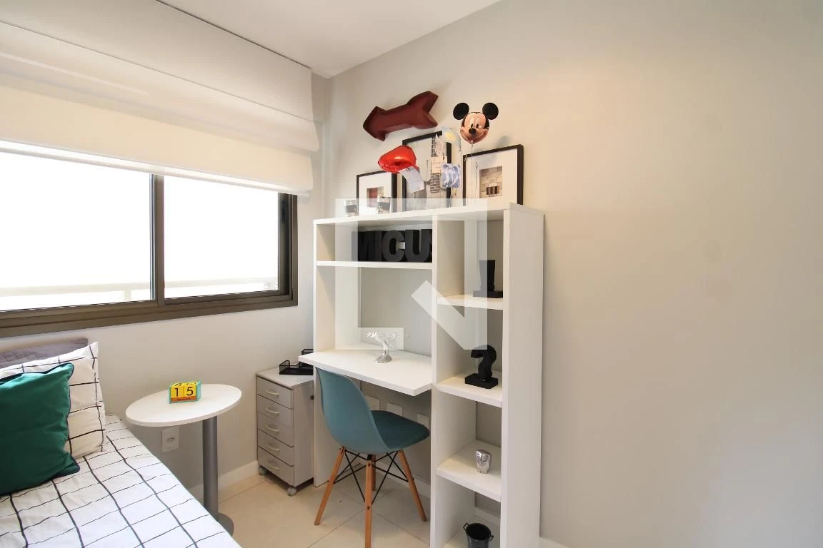 Furnished 2-bedroom apartment with glass balcony — photo 33