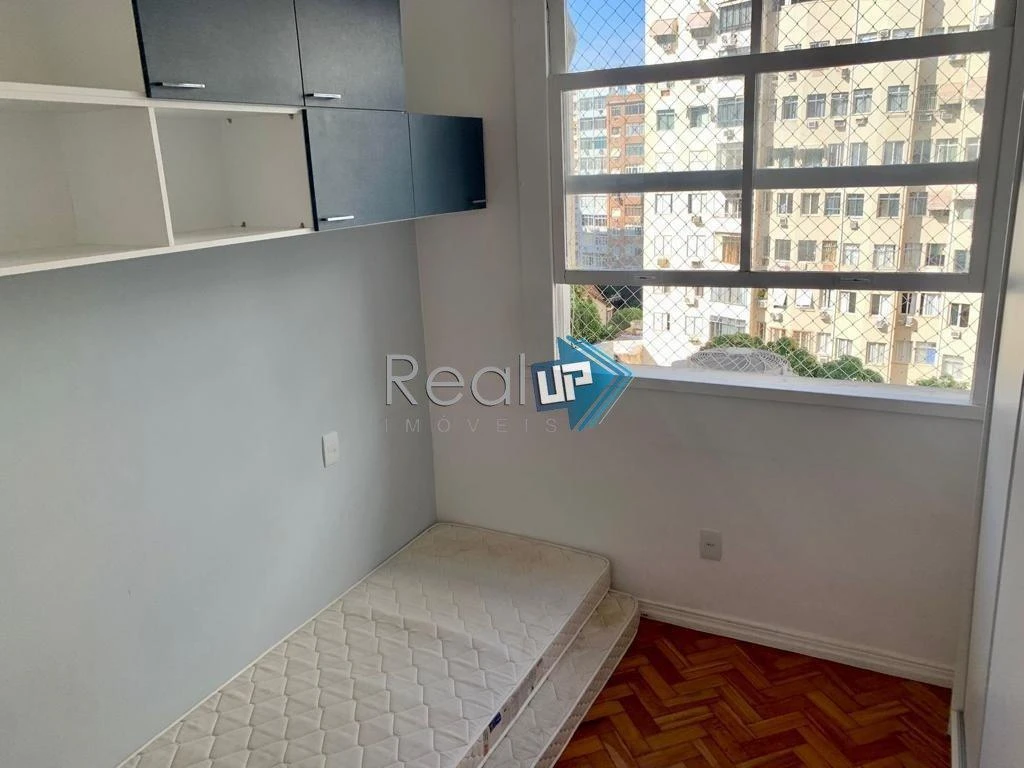Wood or laminate floors in a 2-bedroom apartment, 80 m² — photo 25
