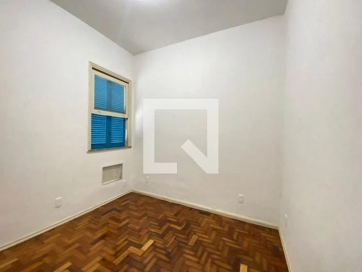 Wood or laminate floors in a one-bedroom apartment, 50 m² — photo 35
