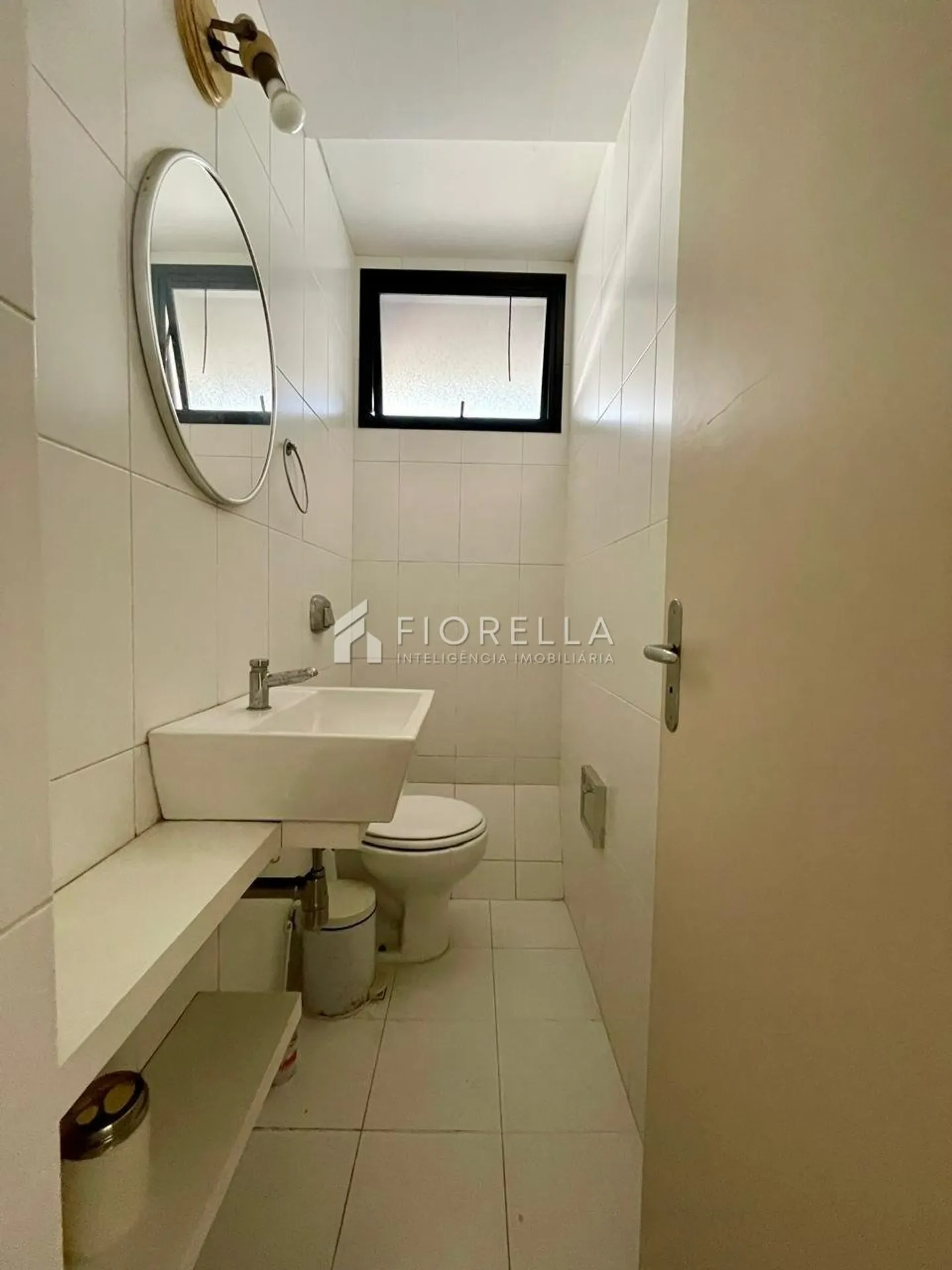 Unfurnished apartment with a home office and half-bath — photo 9