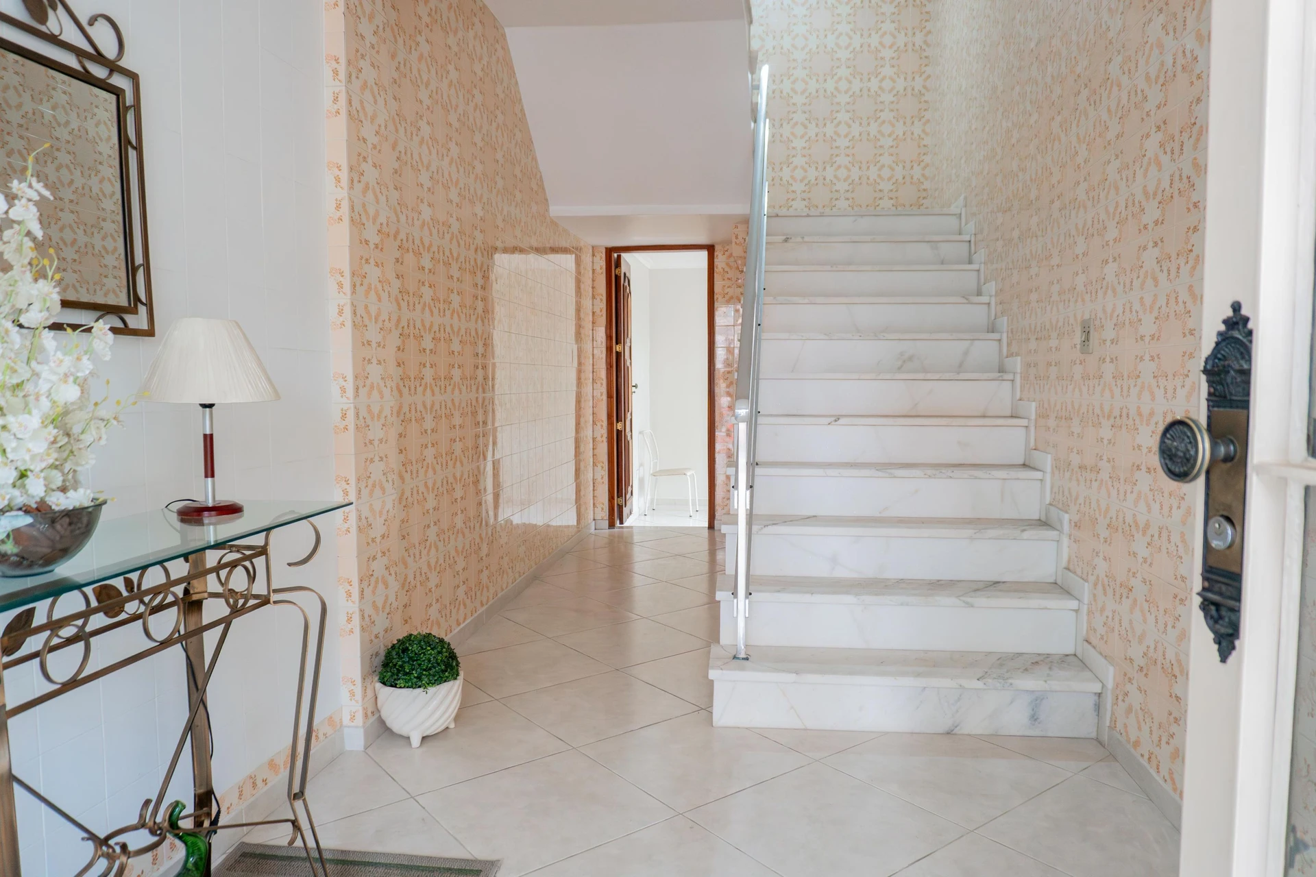 Apartment with 2 bedrooms and a balcony — photo 29