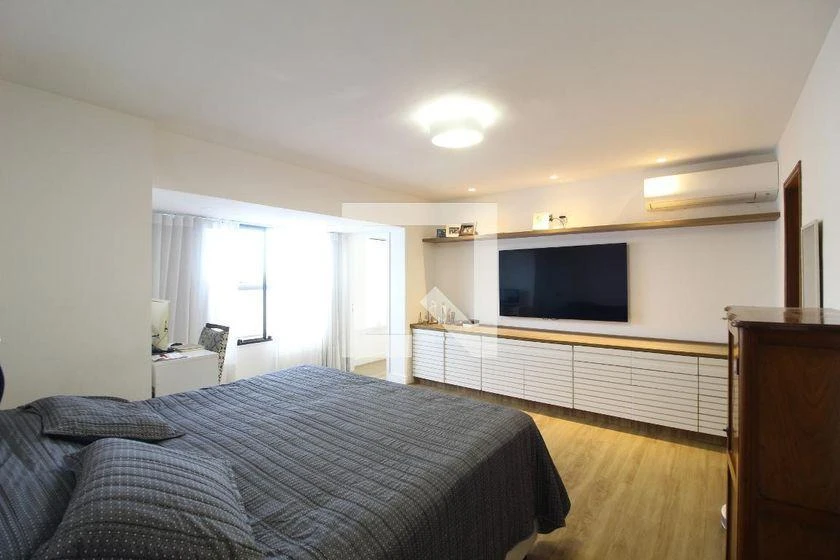 Furnished 4-bedroom apartment with 245 m² and glass balcony — photo 9