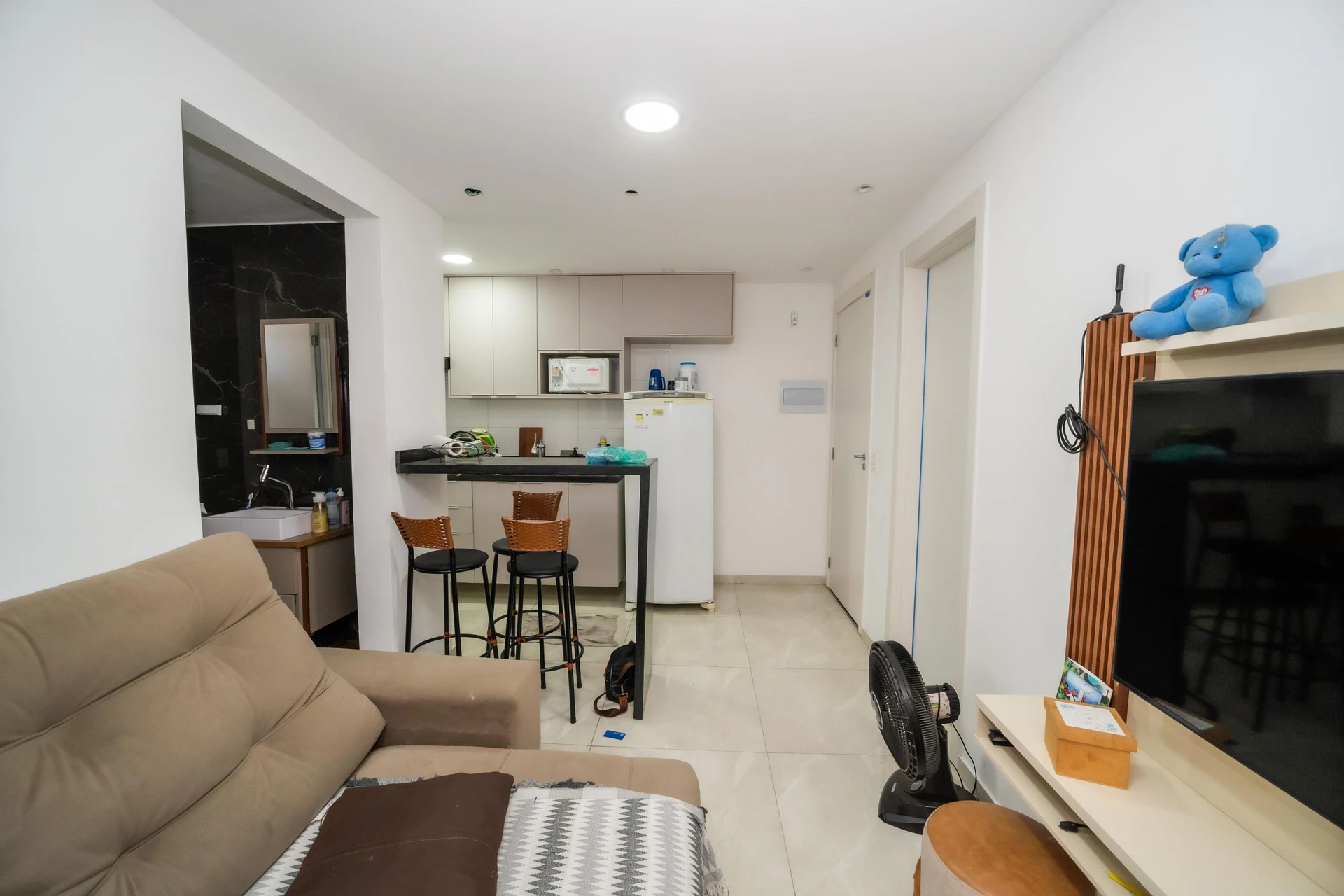 2-bedroom apartment in a building with a gym — photo 3