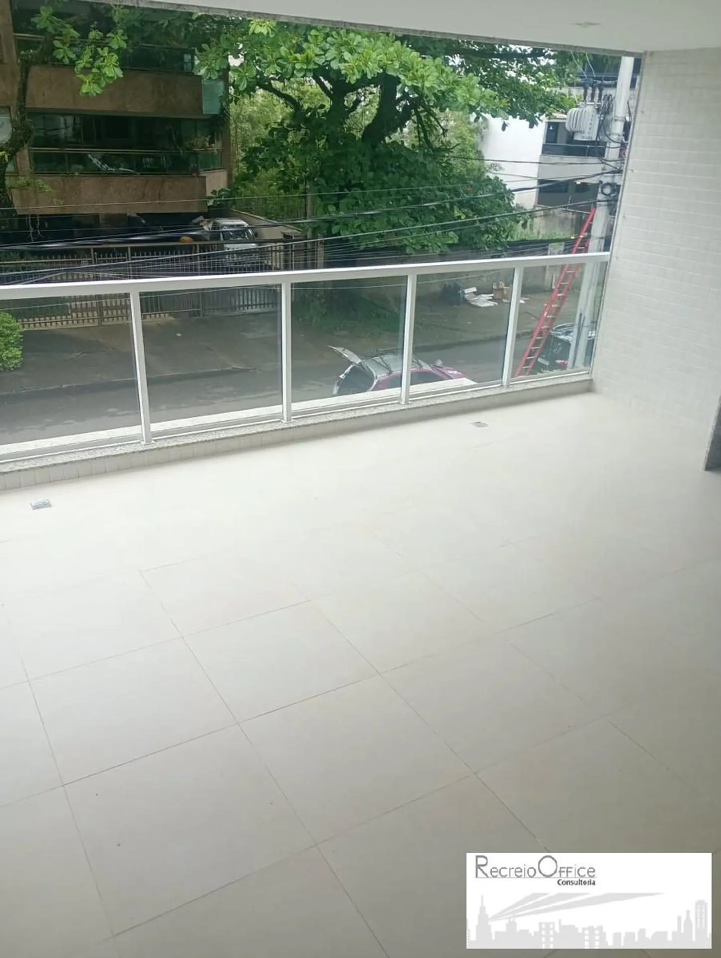 Balcony with a grill in a 3-bedroom apartment, 122 m² — photo 10