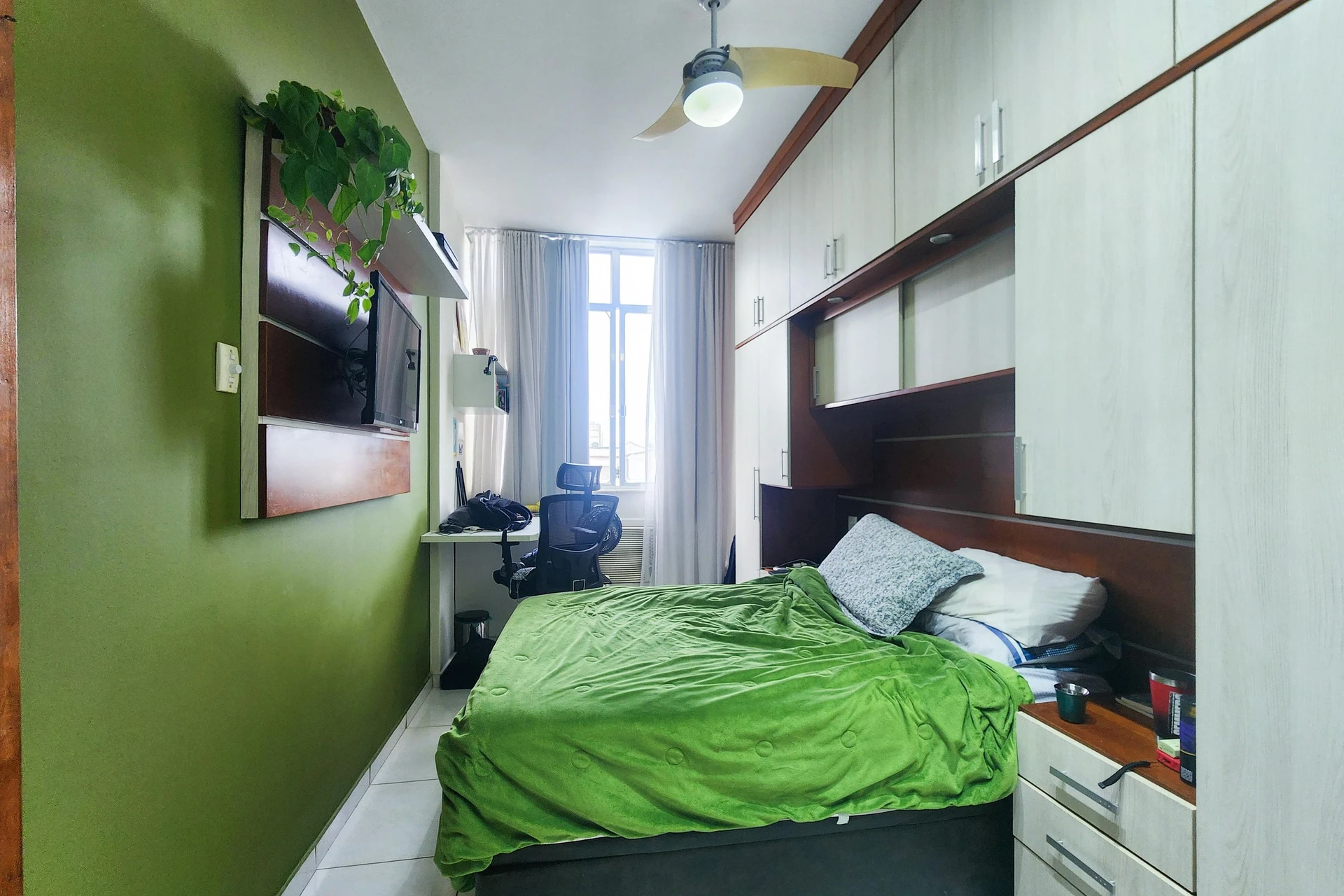 3-bedroom apartment with a bathtub — photo 9