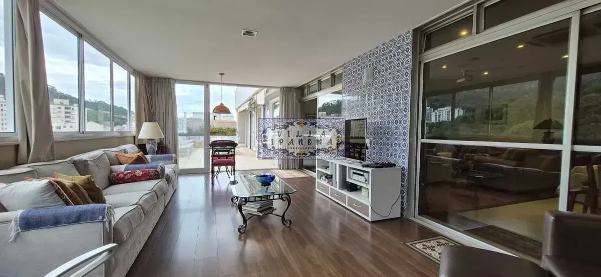 350 m² penthouse with 5 bedrooms and a glass balcony — photo 9