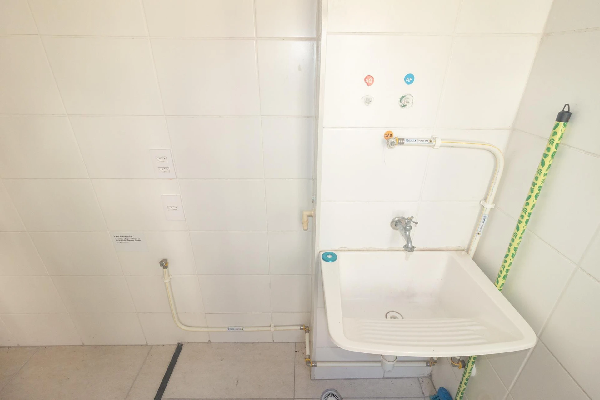 Apartamento com 2 quartos e box de vidro no banheiro — photo 18