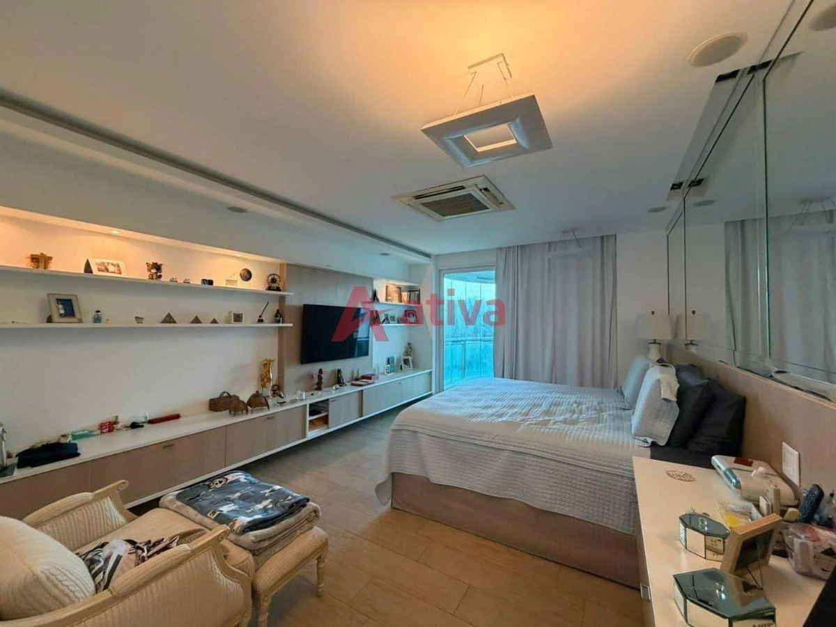 4-bedroom apartment with a glass-enclosed balcony — photo 14
