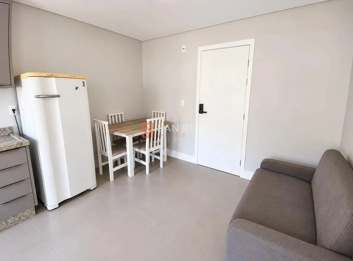 One-bedroom apartment in a building with a coworking space — photo 3
