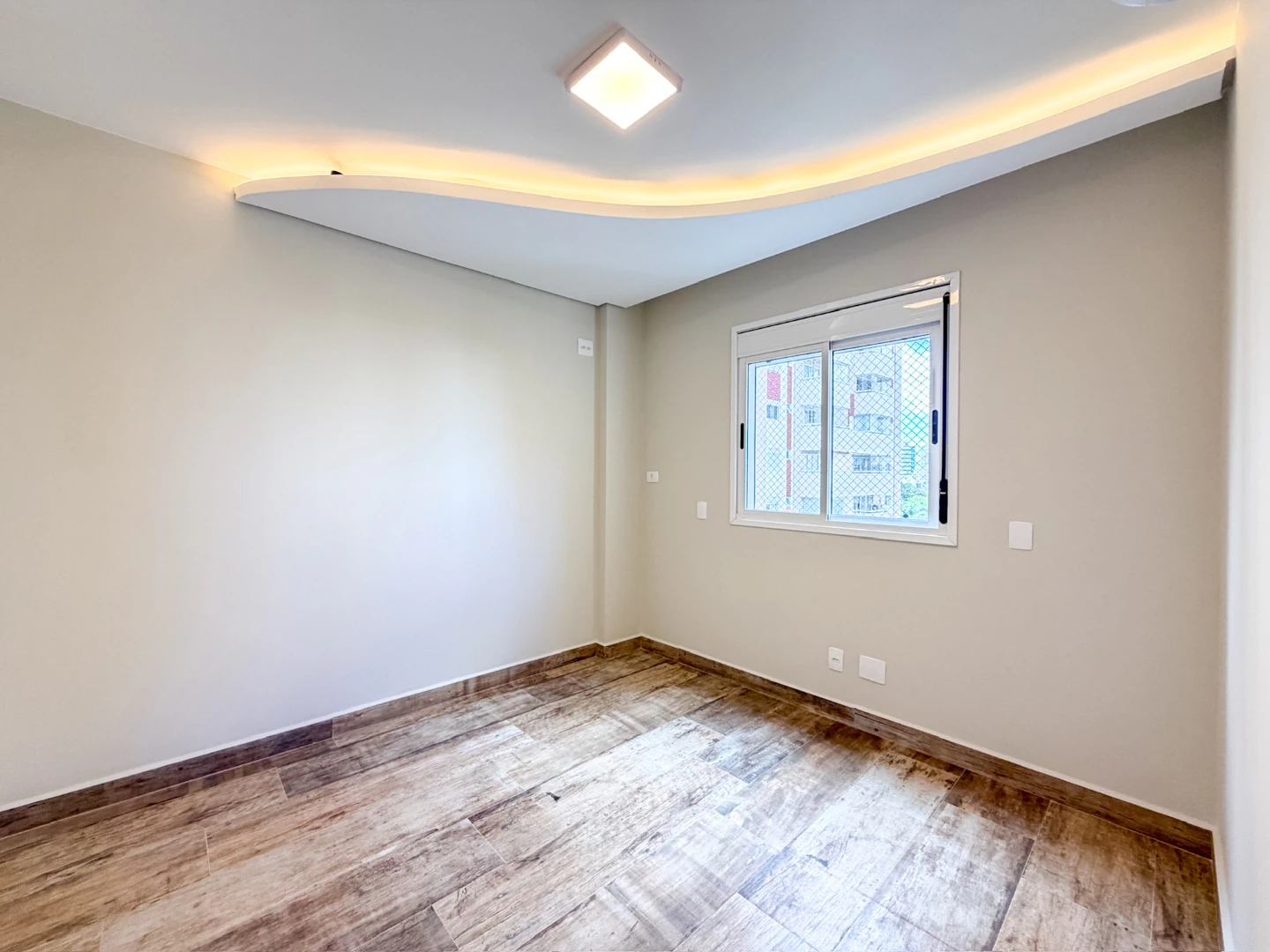 Floor-to-ceiling windows in a 3-bedroom apartment, 106 m² — photo 10