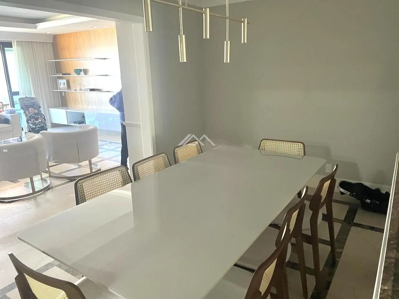 Apartment with 4 bedrooms and 5 bathrooms and enclosed balcony — photo 25
