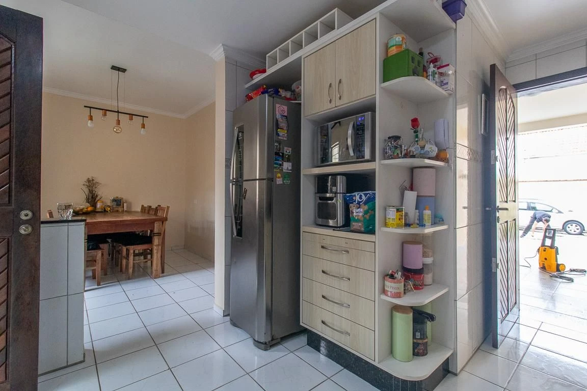 3-bedroom house with a bathtub in Curitiba — photo 23