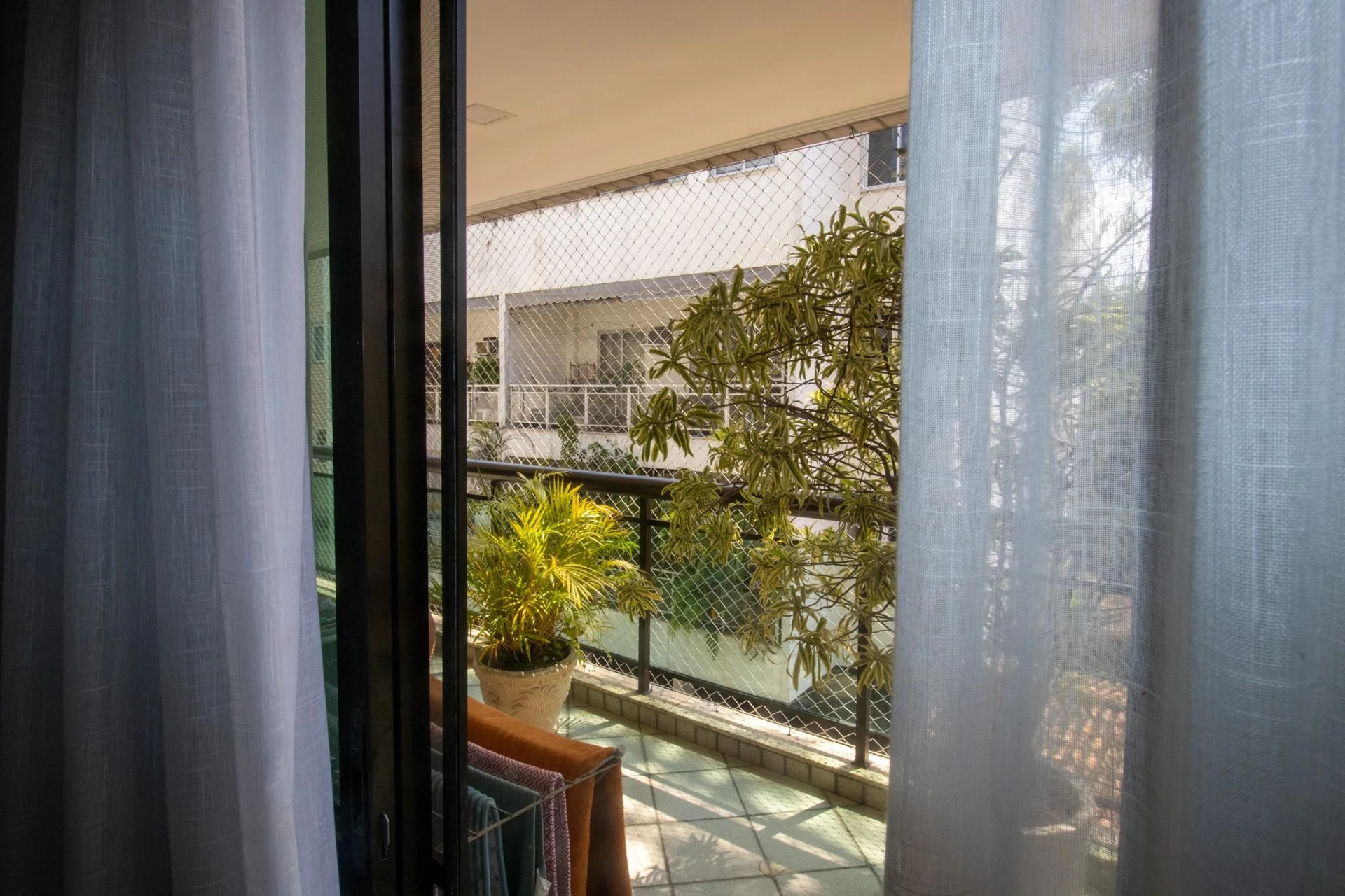 Furnished apartment with 3 bedrooms and a balcony — photo 36