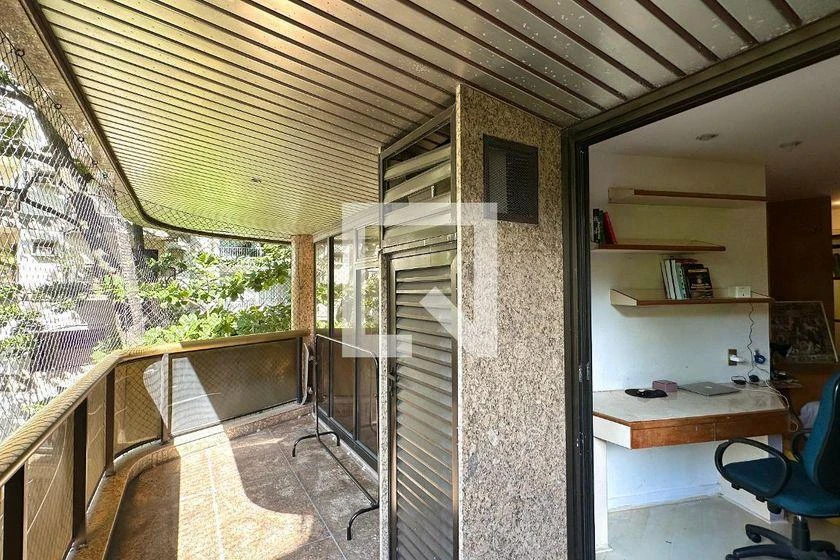 Duplex apartment with 3 en-suite bedrooms and laundry — photo 31
