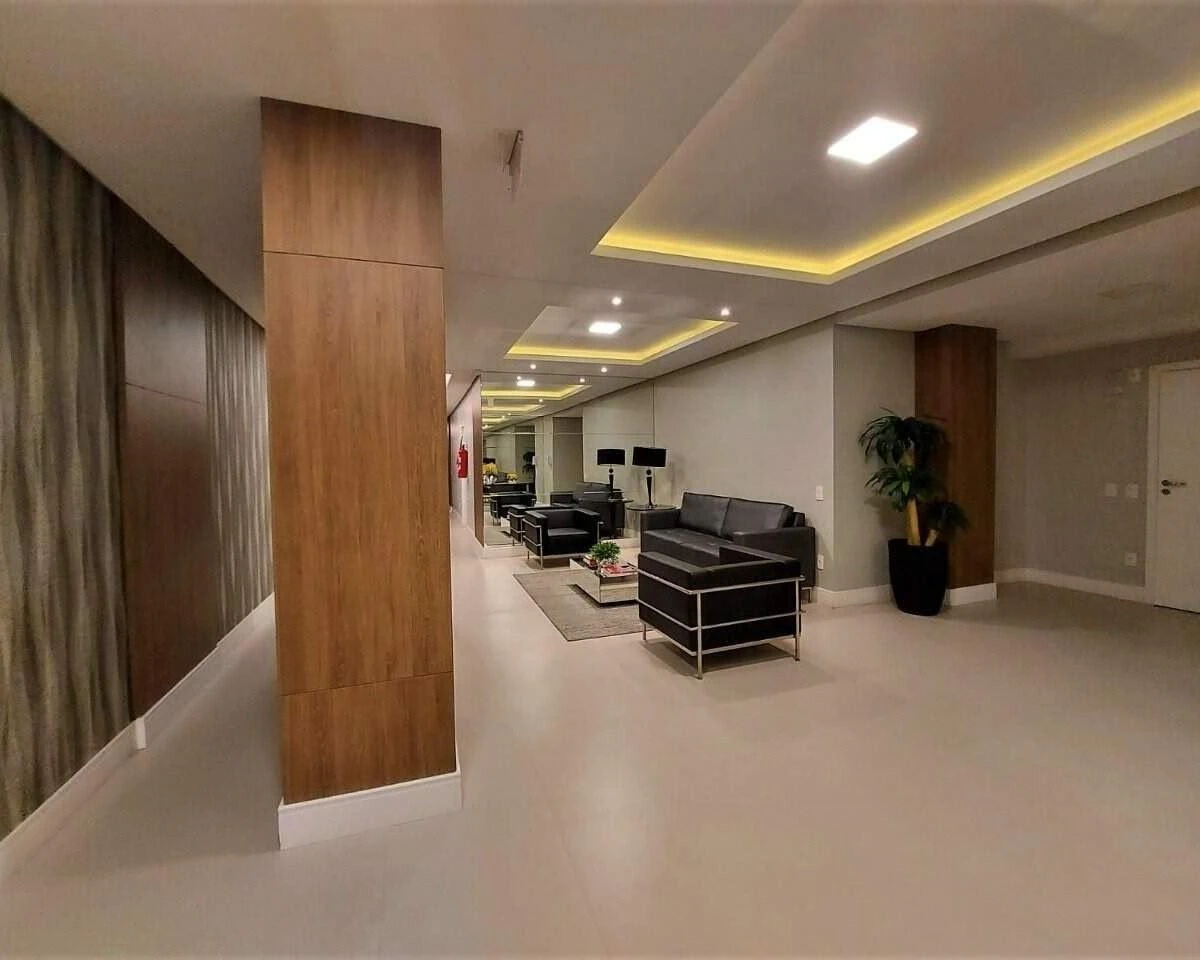 Glass-enclosed balcony in a 4-bedroom apartment, 127 m² — photo 32