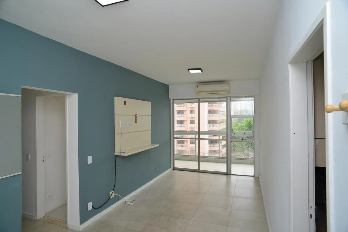 Rental apartment with 2 bedrooms and a glass balcony — photo 6