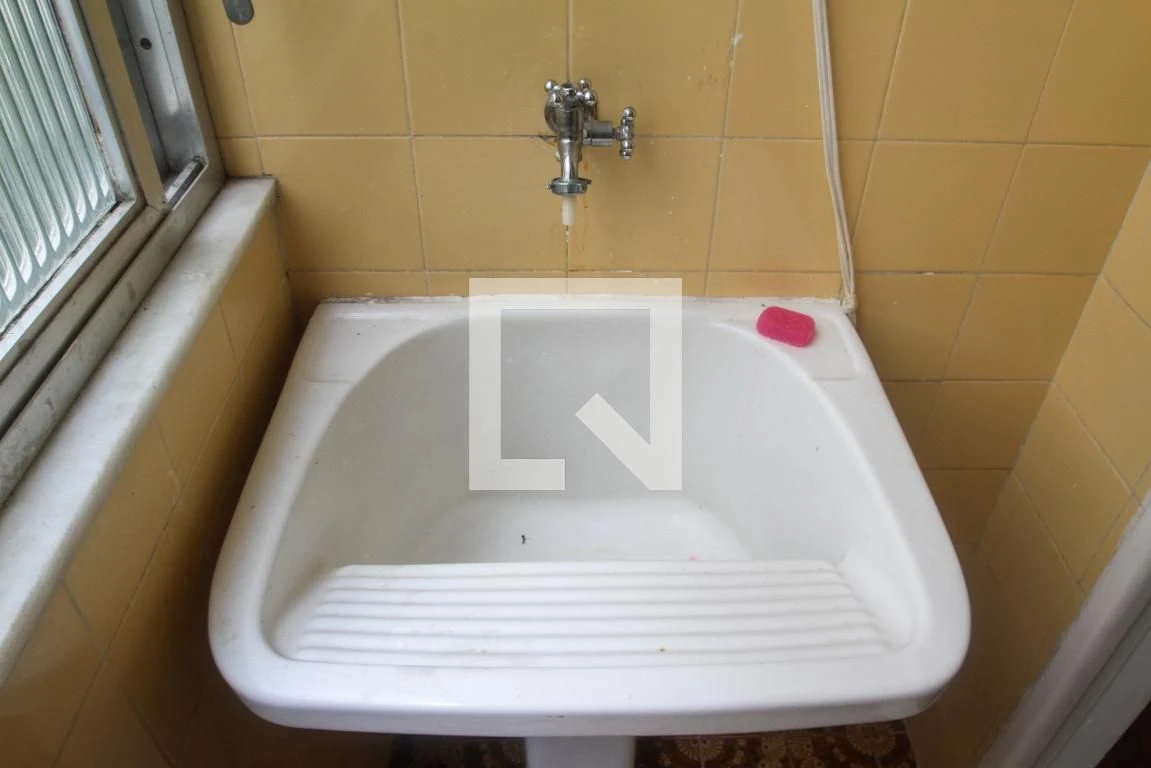 One-bedroom apartment with a washing machine — photo 4