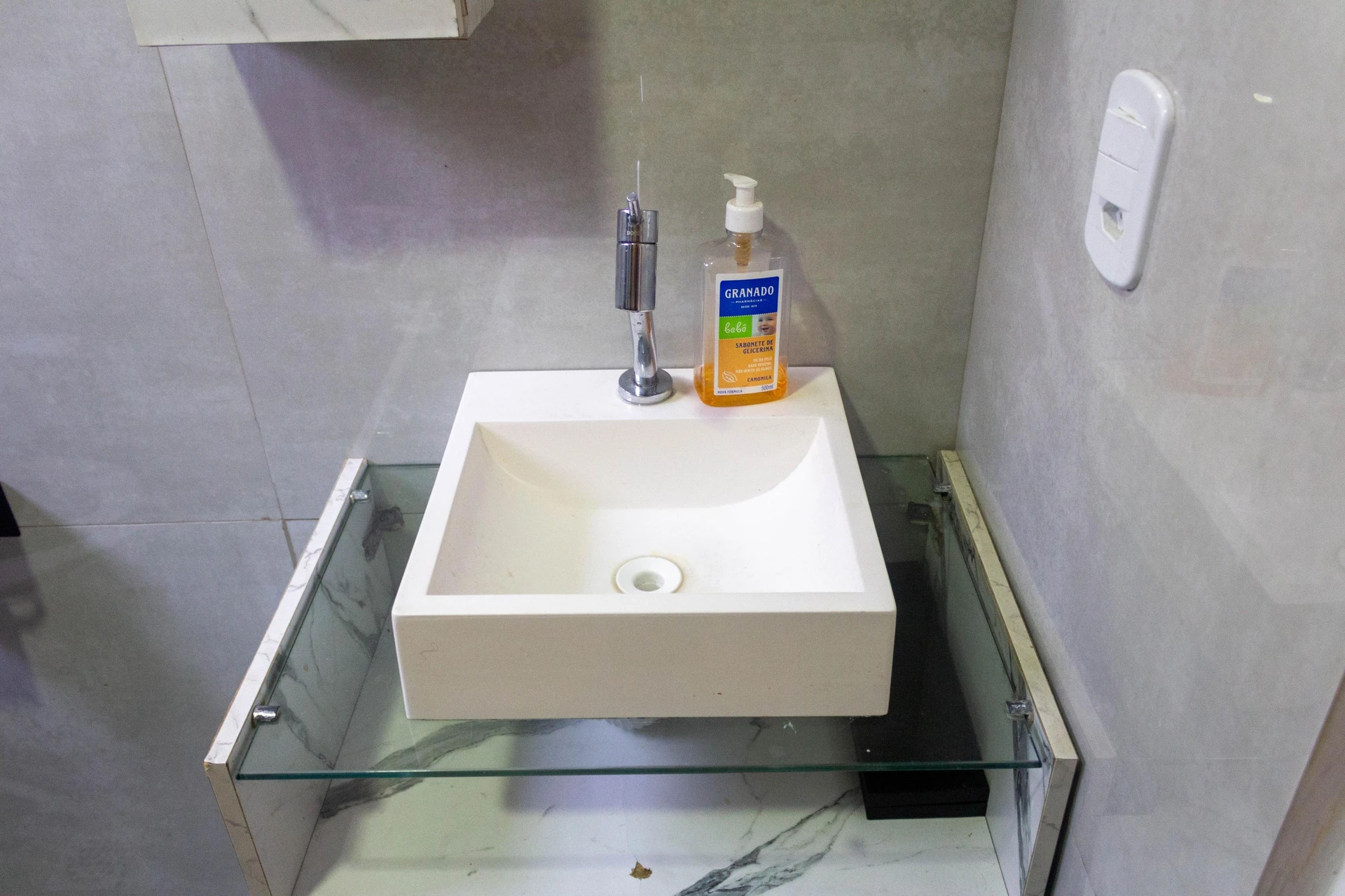 Apartamento de 2 quartos em condomínio com piscina