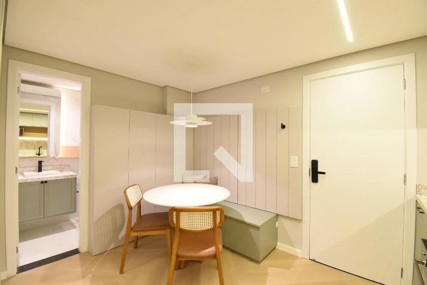 Furnished 1-bedroom apartment with open-plan gas kitchen — photo 7