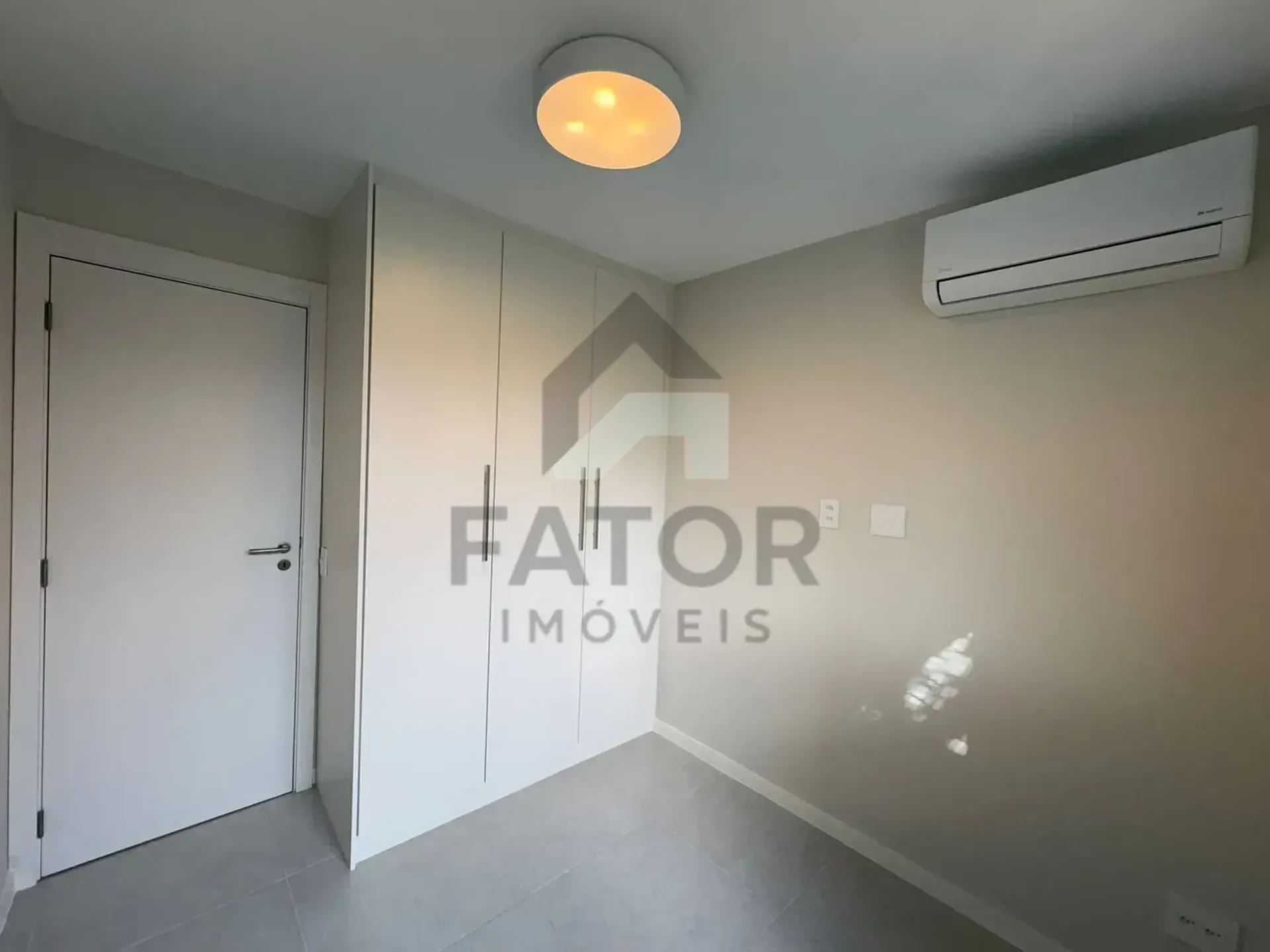 Apartamento com 3 quartos e varanda fechada de vidro — photo 20