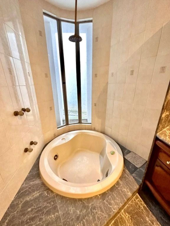 House with 5 bedrooms and 5 bathrooms — photo 43