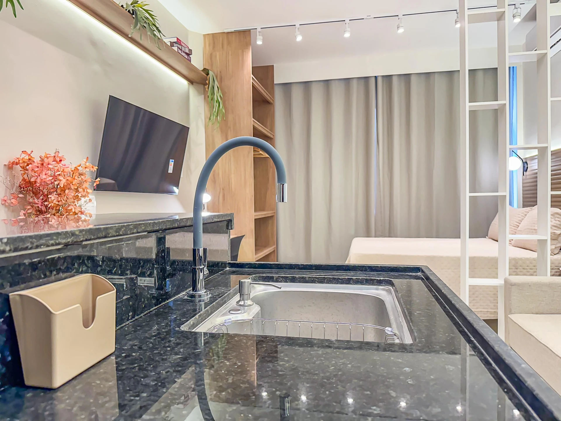 Furnished 1-bedroom apartment with an open-plan kitchen — photo 23