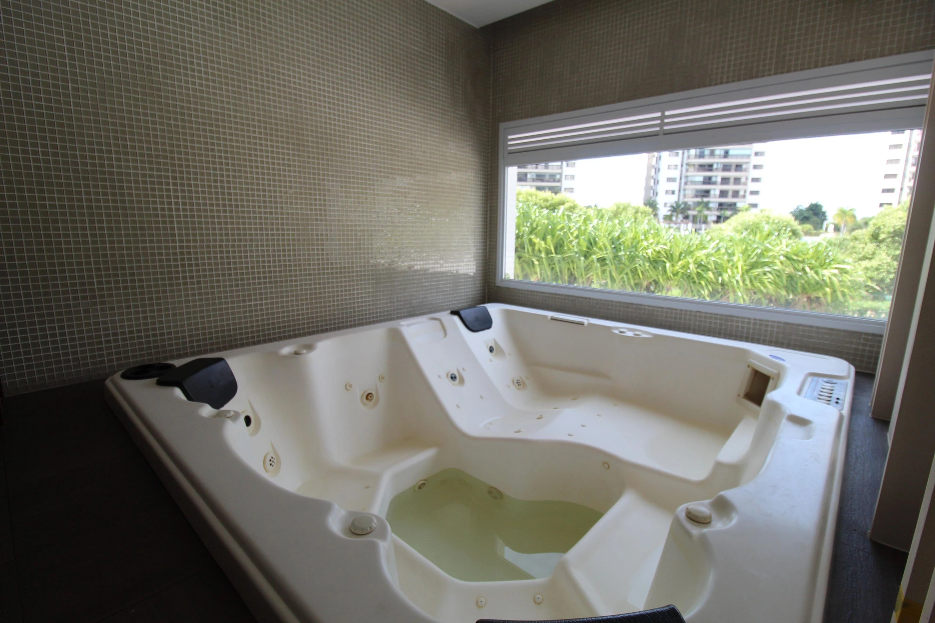 Apartamento de 2 quartos com janelas do piso ao teto — photo 27