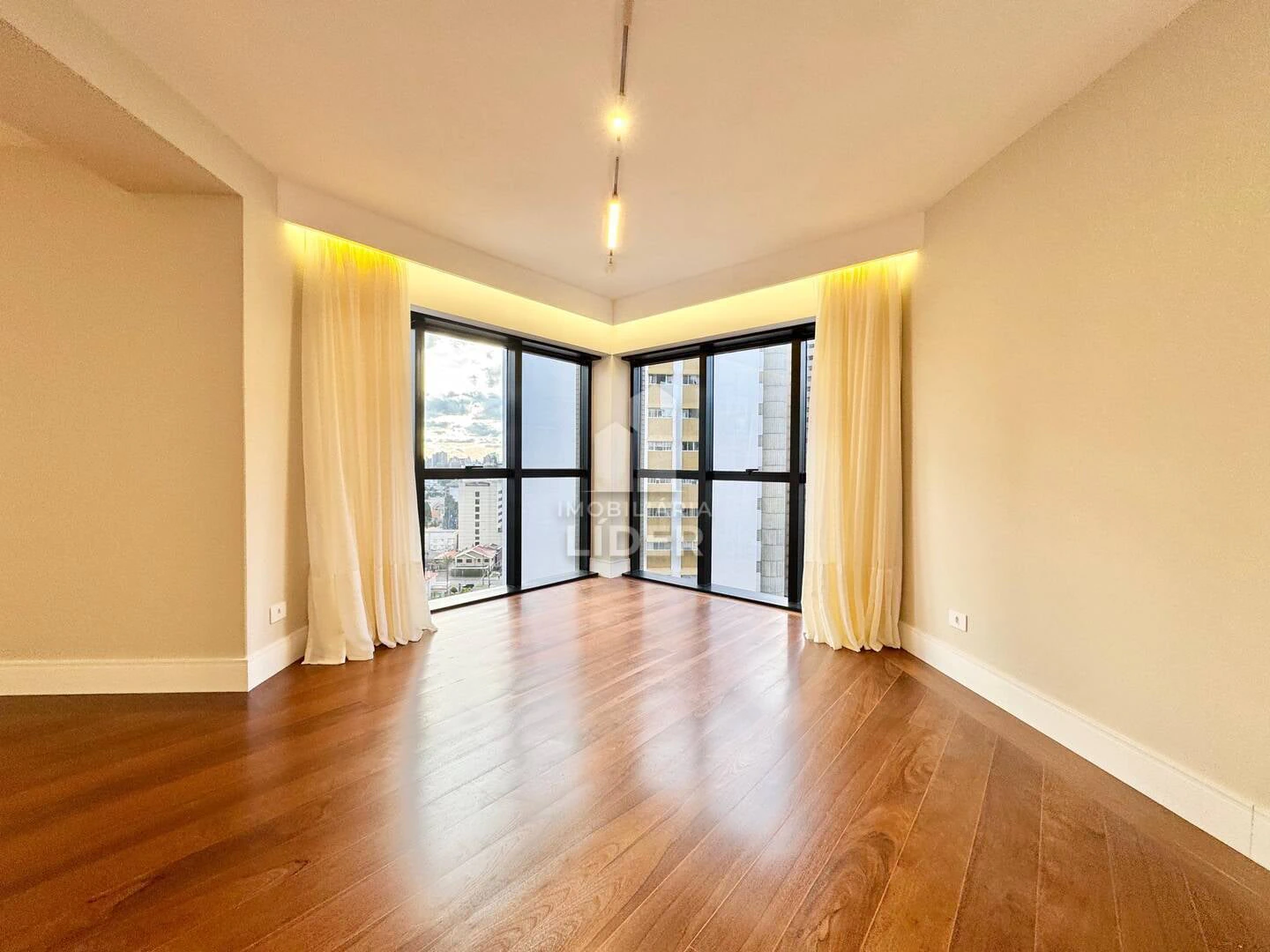 Apartment with 4 bedrooms and 3 parking spots, balcony — photo 5