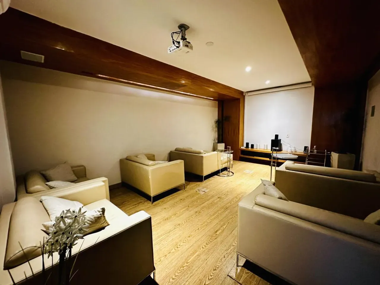 Furnished apartment, 198 m², with floor-to-ceiling windows — photo 43