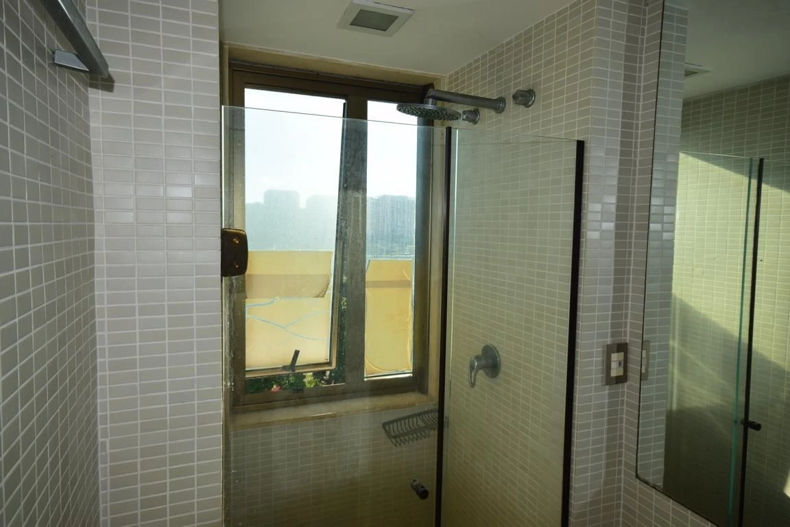 Furnished studio with 1 bedroom, 2 bathrooms and balcony — photo 18