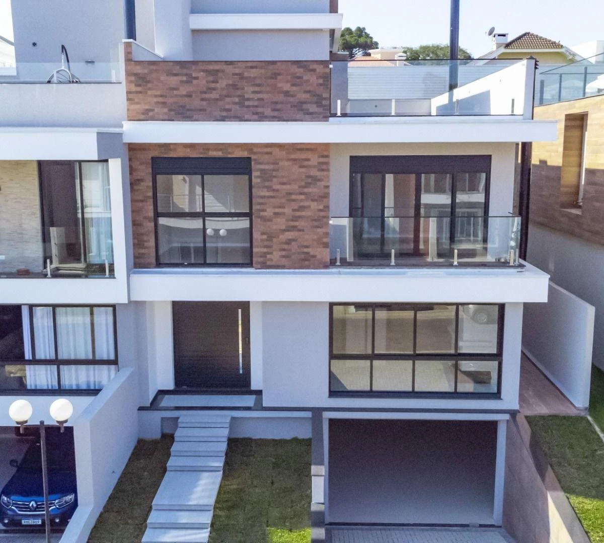 Modern house with 4 en-suite bedrooms and 6 parking spots — photo 38