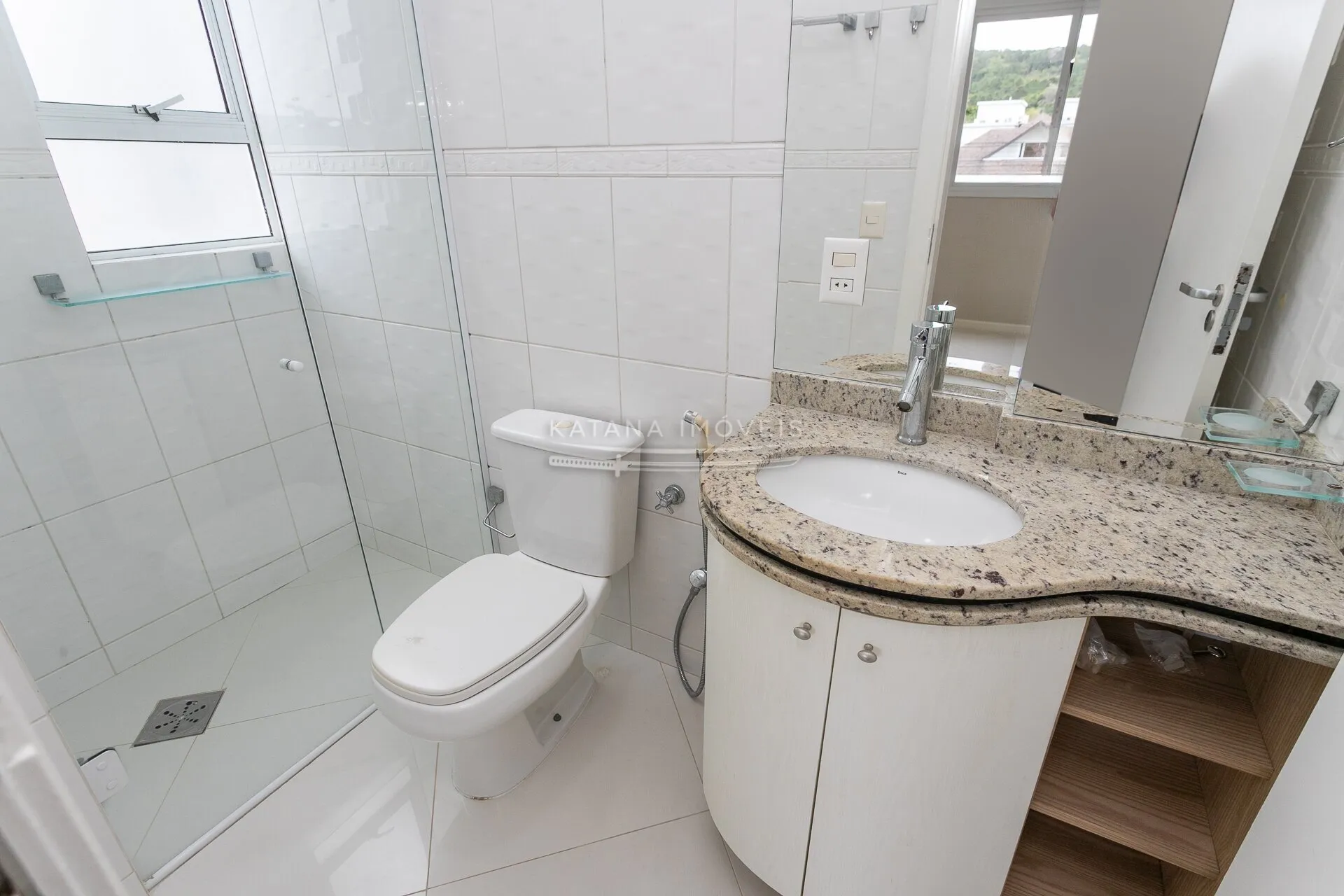 4-bedroom apartment with a bathtub in Florianópolis — photo 27
