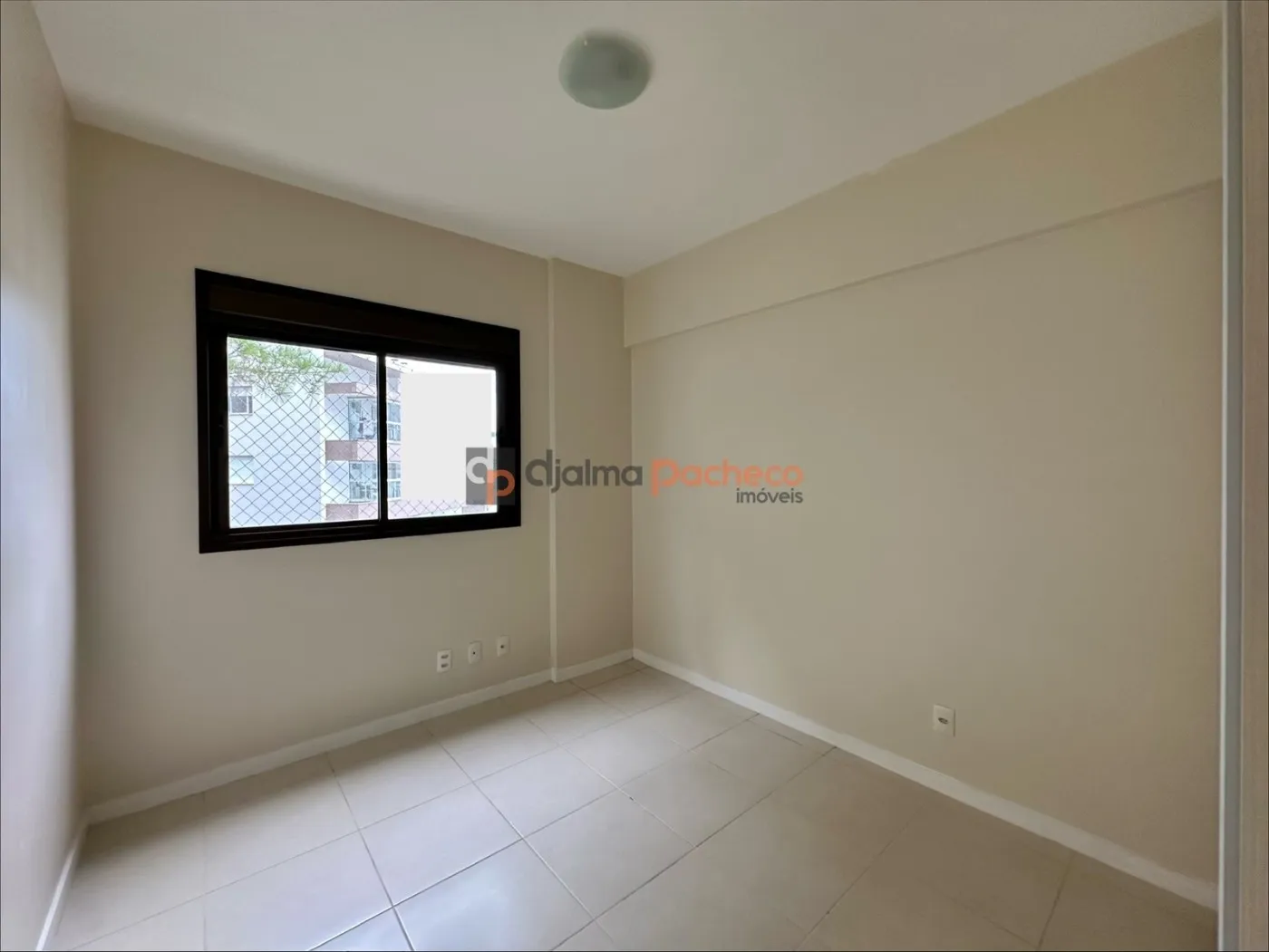 Balcony with a grill in a 2-bedroom apartment, 69 m² — photo 3