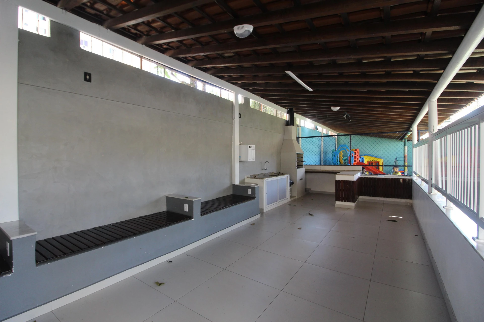 3-bedroom apartment in a building with a pool — photo 28