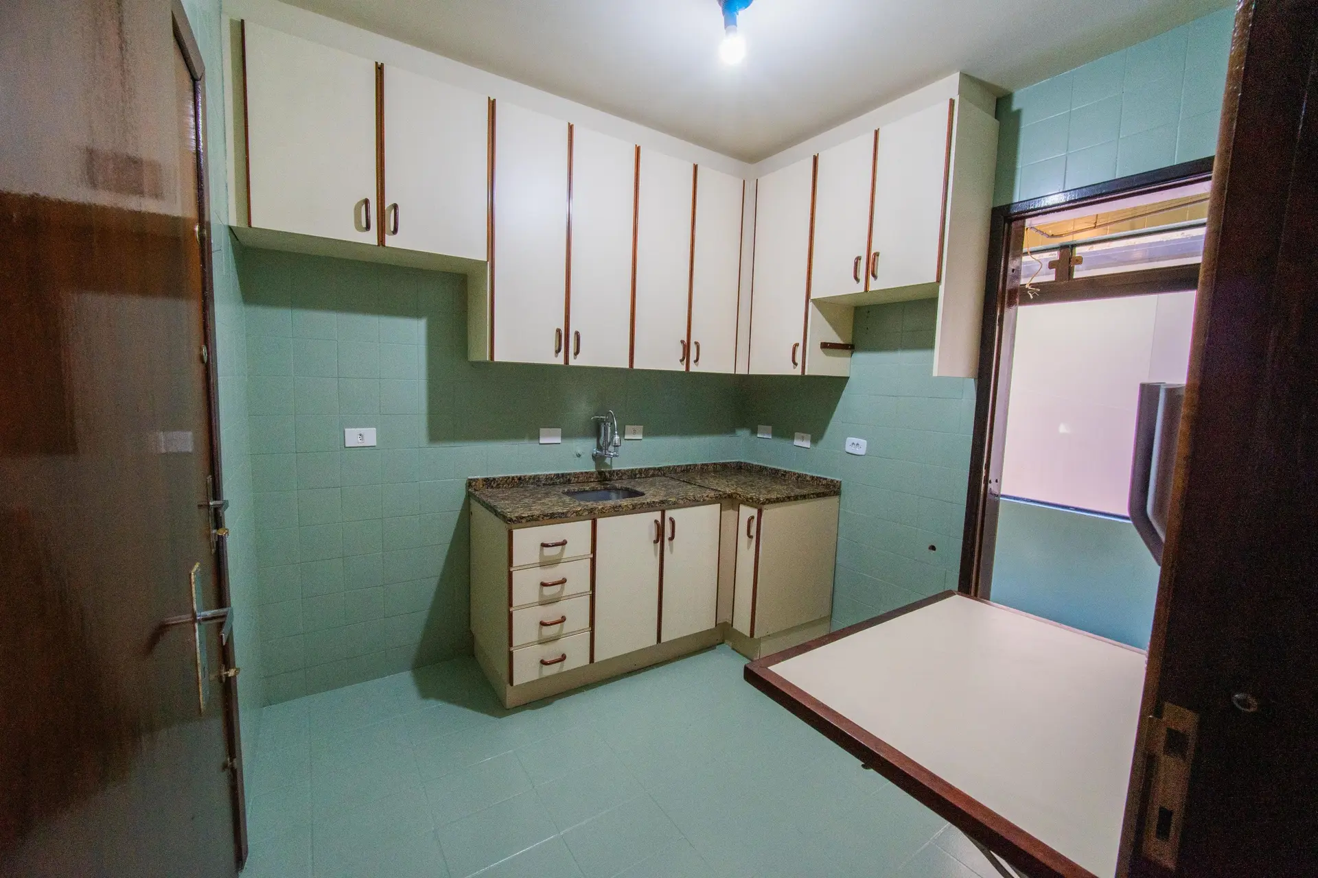 2-bedroom apartment with wood or laminate floors — photo 4