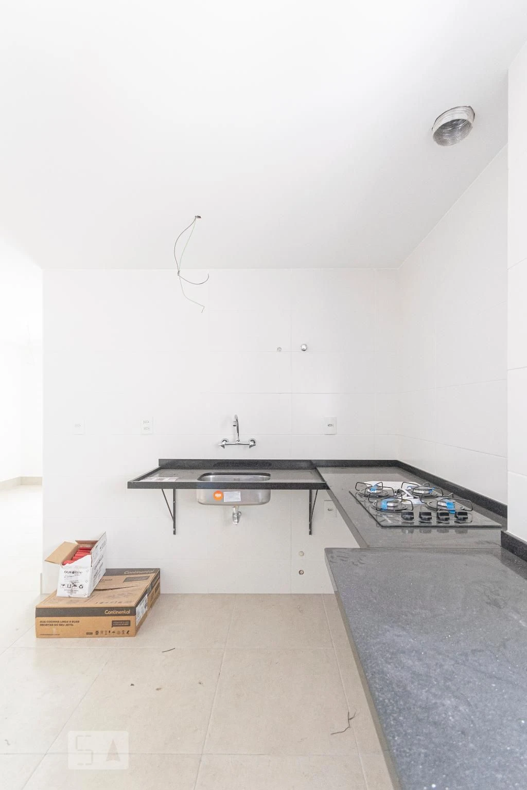 Balcony with a grill in a 2-bedroom apartment, 60 m² — photo 15