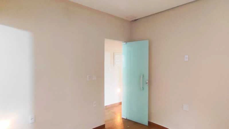 House with 3 bedrooms and a glass shower enclosure — photo 5