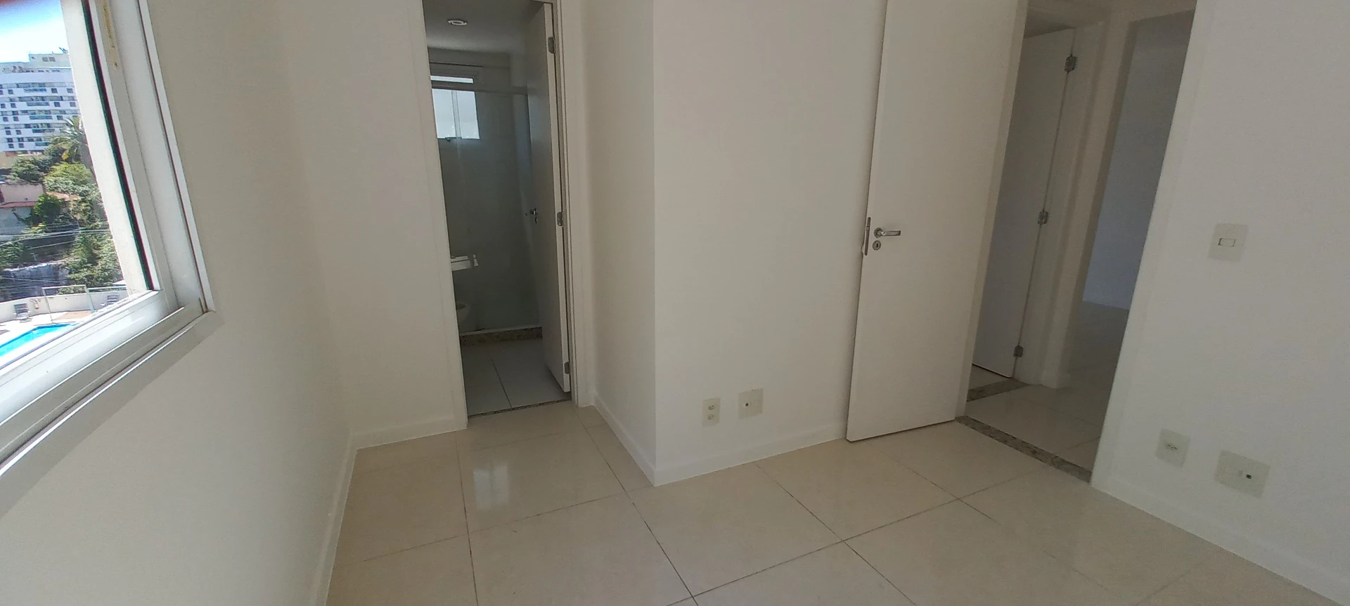 Apartment with 3 en-suites and 4 bathrooms — photo 17