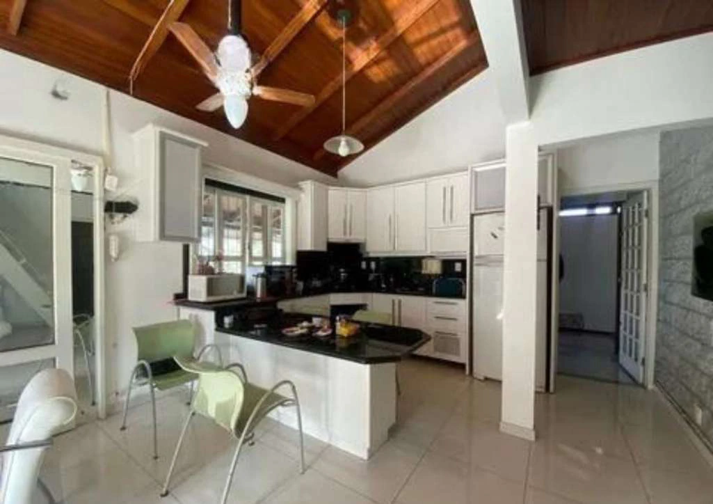 493 m² house with 4 bedrooms and 2 en-suite suites — photo 2