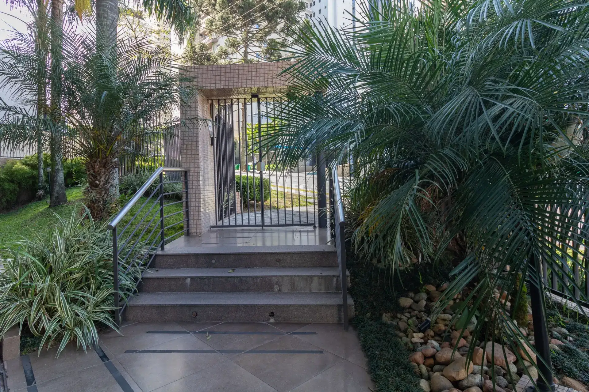 Apartamento com 4 quartos e piso de madeira na sala — photo 69